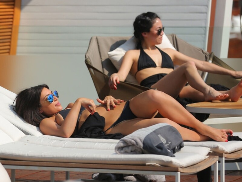 Hasta cuando toma el sol, Kim está perfectamente coordinada.