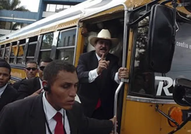 Manuel Zelaya (centro) salió de Honduras el pasado fin de semana.  (Foto: AP)