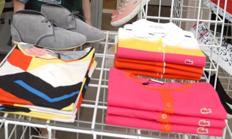 Playes tipo polo en magan corta, flats y mascadas son prendas básicas de un atuendo ejecutivo informal. (Foto: Getty Images)