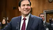 El Secretario de Estado de los Estados Unidos, Marco Rubio, toma su asiento antes del inicio de una audiencia del Comité de Relaciones Exteriores del Senado para examinar la política de los Estados Unidos hacia Venezuela en el Capitolio en Washington, DC, el 28 de enero de 2026. El ejército estadounidense asaltó Caracas el 3 de enero y se apoderó de Nicolás Maduro, un némesis inquierdista de Washington desde hace mucho tiempo, y a su esposa, Cilia Flores.