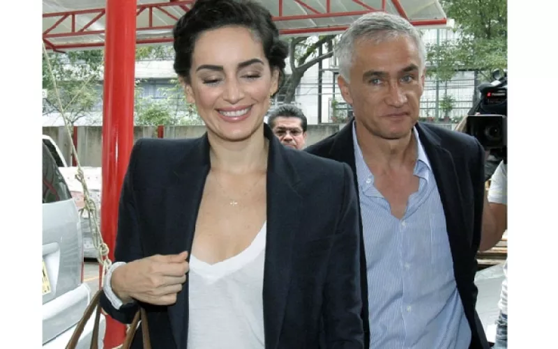 La actriz y el periodista estuvieron en el centro de acopio de la Ciudad de México, para apoyar a los damnificados de las inundaciones.