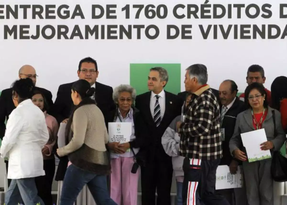 Entrega de cr�ditos para mejoramiento de vivienda en la Ciudad de M�xico