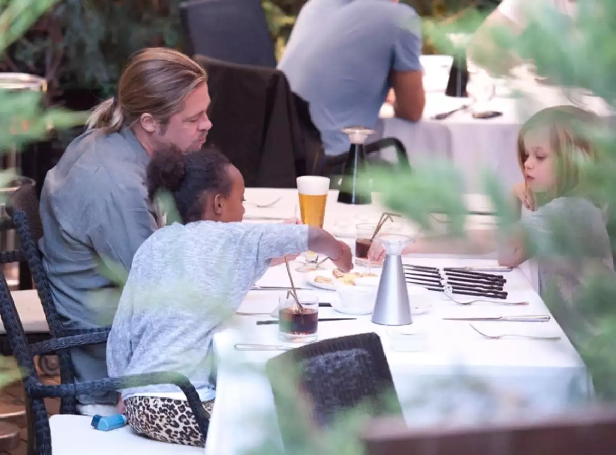 Durante su gira con motivo del estreno de su última película World War Z el actor fue captado en Madrid disfrutando de la compañía de dos de sus seis hijos.