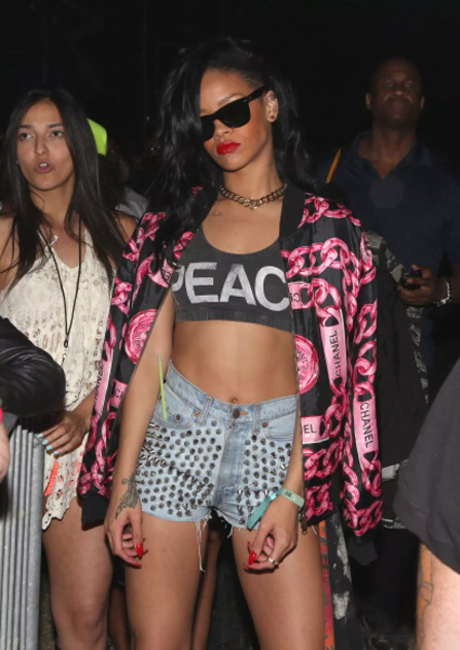 Para la última edición de Coachella Rihanna logró un estilo muy rockero con unos shorts de mezclilla con estoperoles, una ombliguero y un saco con motivos de cadenas de la firma Chanel.