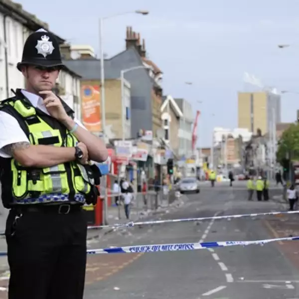 policias vigilan una calle en Croydon