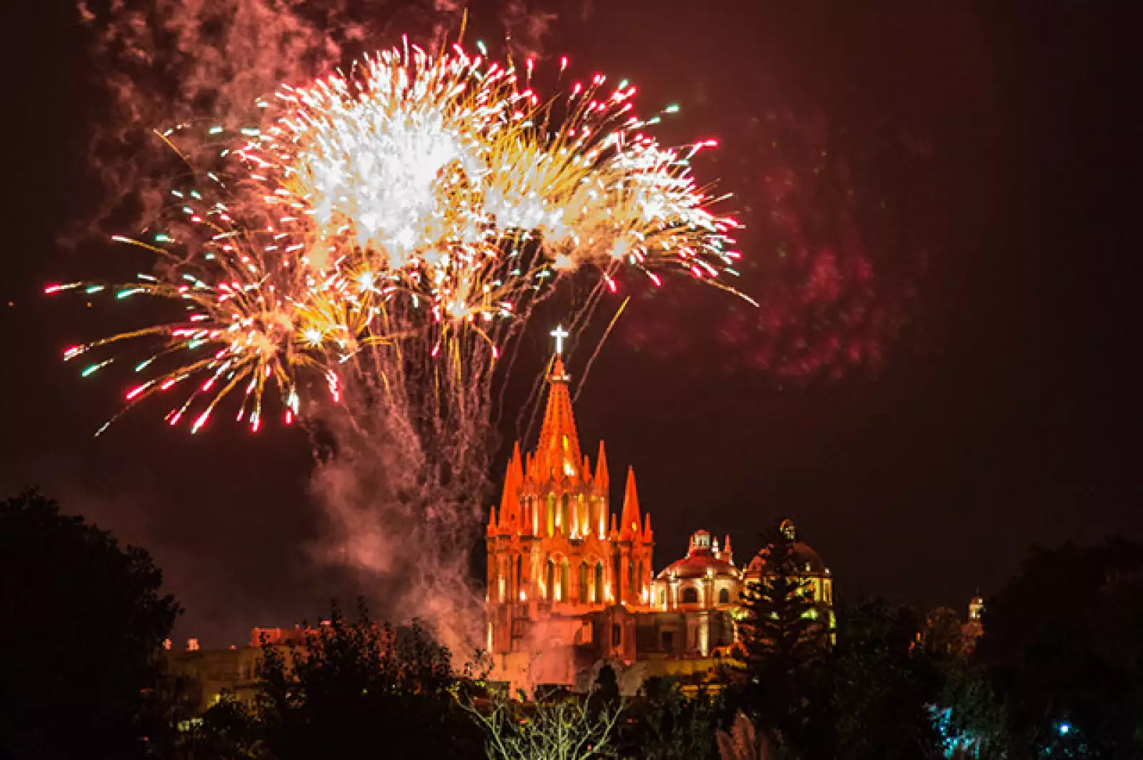 Fuegos artificiales iluminan la mágica ciudad