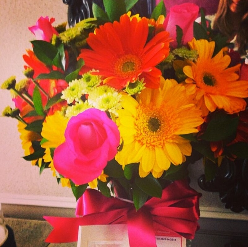 La modelo recibió flores por su cumpleaños.