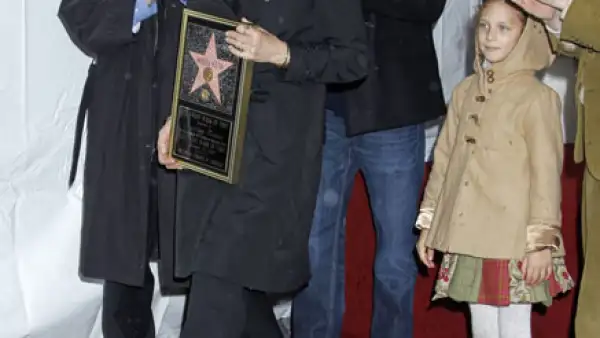 Fue en enero cuando la actriz de películas como `La familia Adams´ y ` Fantastic Mr. Fox´, Anjelica Huston, develó su estrella en medio de un día lluvioso. La acompañó su familia.