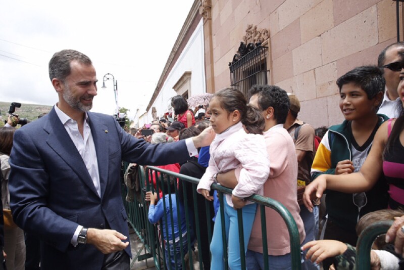 Felipe VI se acercó a varios niños que se encontraban en el lugar.