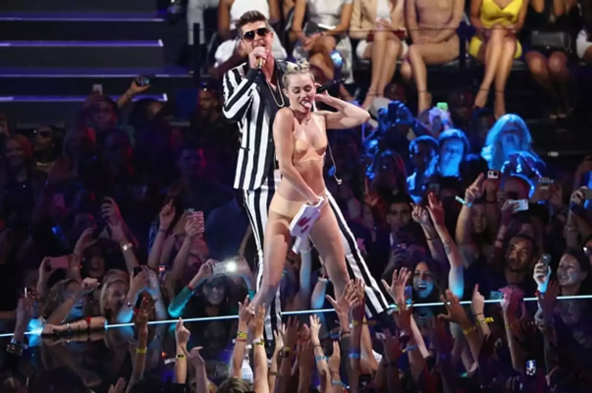 Miley fue la más sensual sobre el escenario.