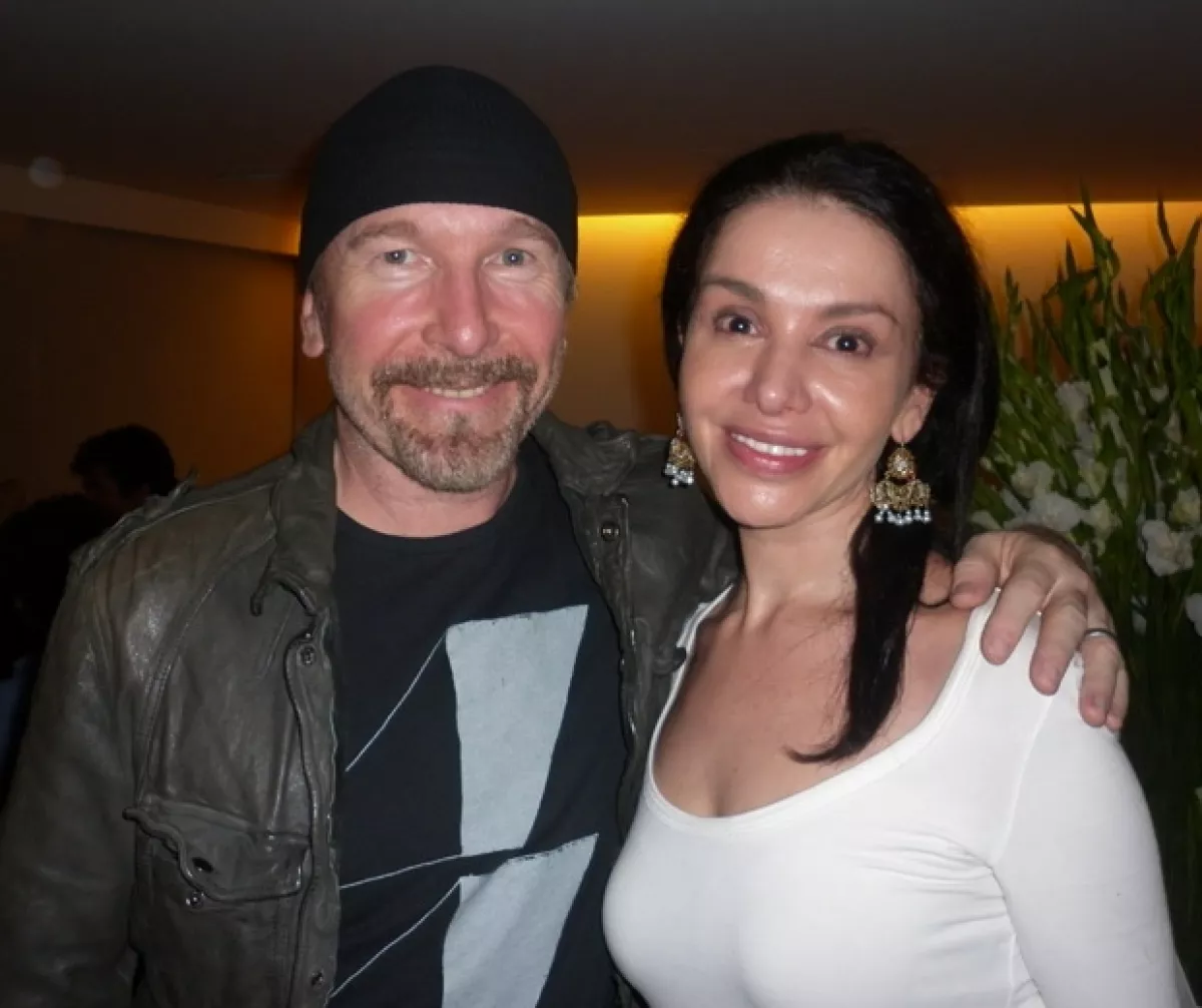 Martha Ortiz Chapa con el guitarrista The Edge.