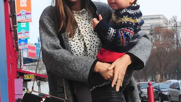 Miranda Kerr apuesta por vestir al pequeño Flynn con un suéter de tejido de punto con motivos invernales y una gorra de lana.