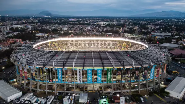 (Toma aérea del Estadio Azteca)