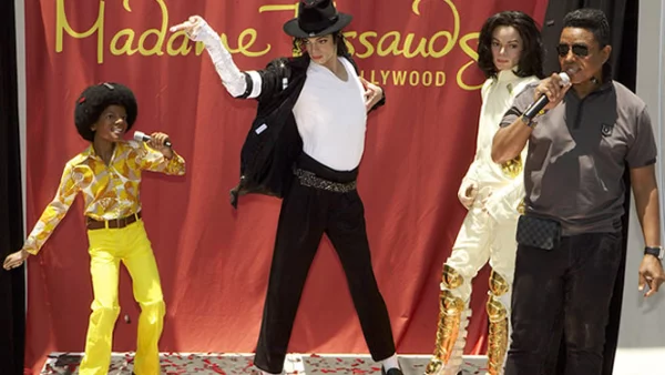 El museo de cera angelino Madame Tussauds estrenó una exhibición de tres figuras de diferentes etapas en la carrera del artista.