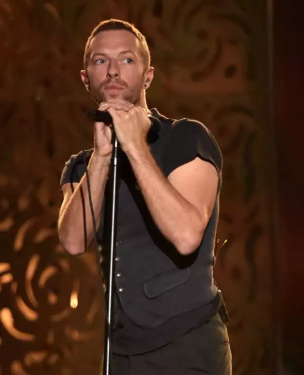 Chris también disfruta de su soltería, aunque en contadas ocasiones se le ha visto con JenLaw.