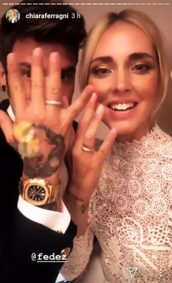Los recién casados presumen sus anillos