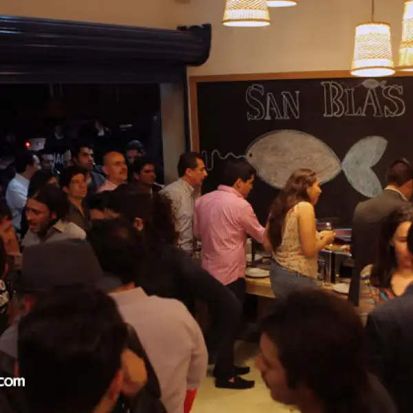 En el nuevo restaurante se pueden comer mariscos, en un ambiente cosmopolita.