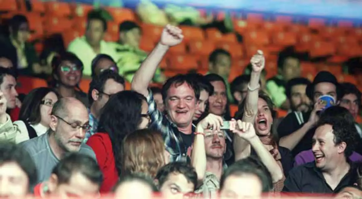 Quentin Tarantino y Guillermo Arriaga disfrutando de las luchas en la tradicional Arena México de la Ciudad.