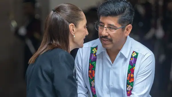 La presidenta Claudia Sheinbaum y Hugo Aguilar Ortiz, ministro presidente de la Suprema Corte de Justicia de la Nación, se saludan tras concluir el informe de labores de actividades del máximo tribunal del país.