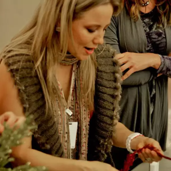 Esthela Villarreal da plática de decoración navideña