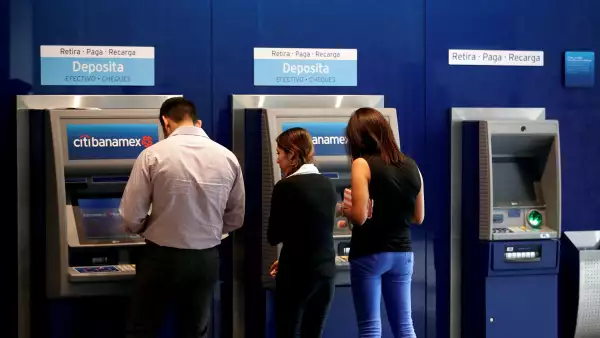 (Cajeros de un sucursal de Citibanamex en la CDMX)