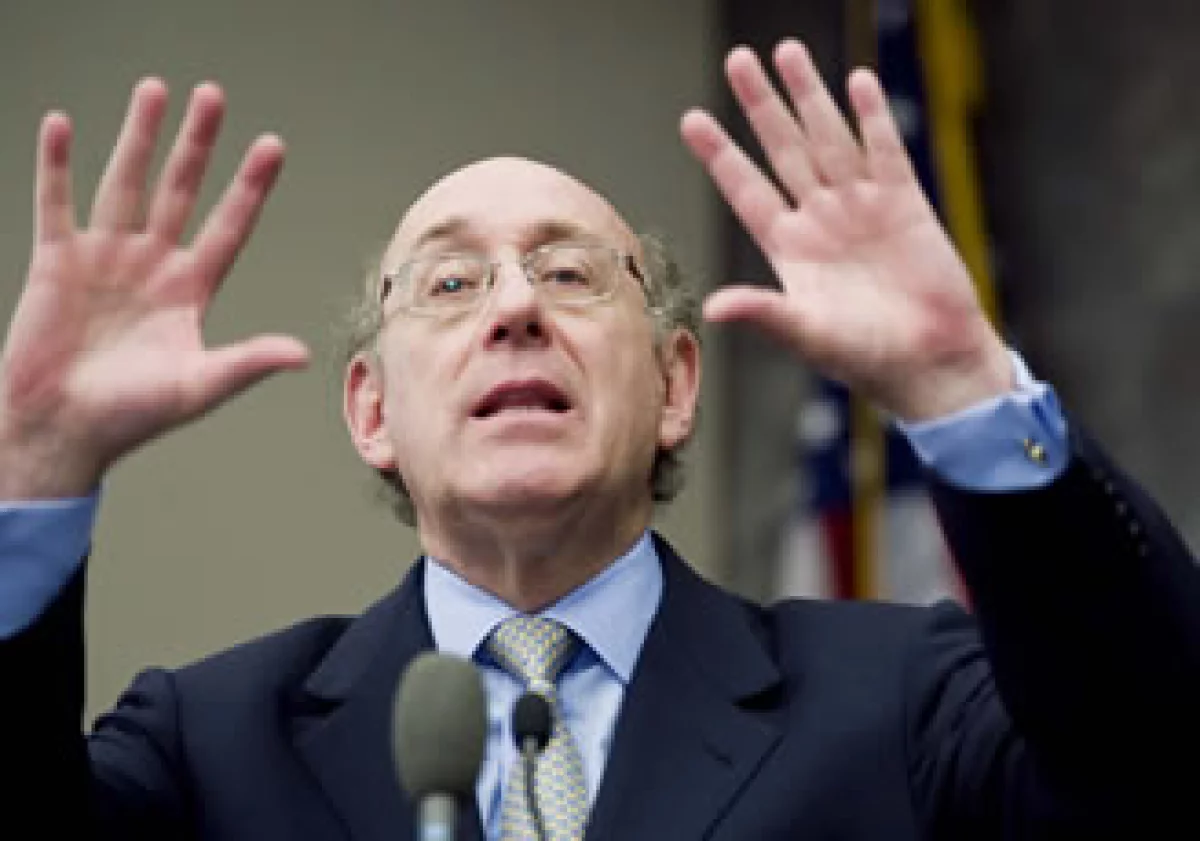 El zar de los pagos de la Casa Blanca, Kenneth Feinberg, anunció límites a los pagos de siete empresas rescatadas. (Foto: AP)