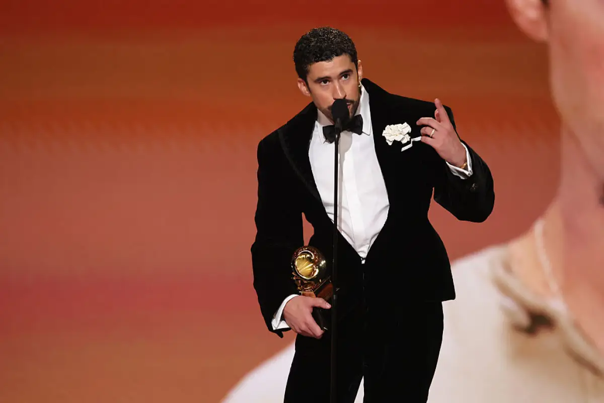Foto de Bad Bunny con el premio Grammy en la mano durante su discurso de aceptación.