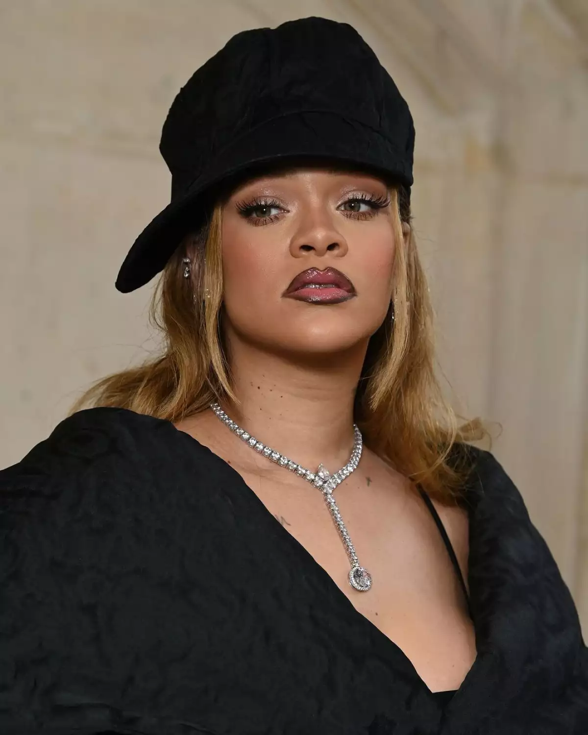Rihanna+apuesta+por+un+beauty+look+muy+latino+para+el+desfile+Couture+de+Dior-++Labios+delineados++Cejas+muy+delgadas++Flequillo+de+cortina+un+tono+más+claro++Gorra+integrada.jpg