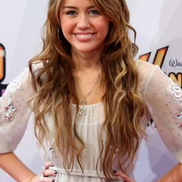 Con el pelo largo y su manera de vestir recatada, como toda una adolescente.