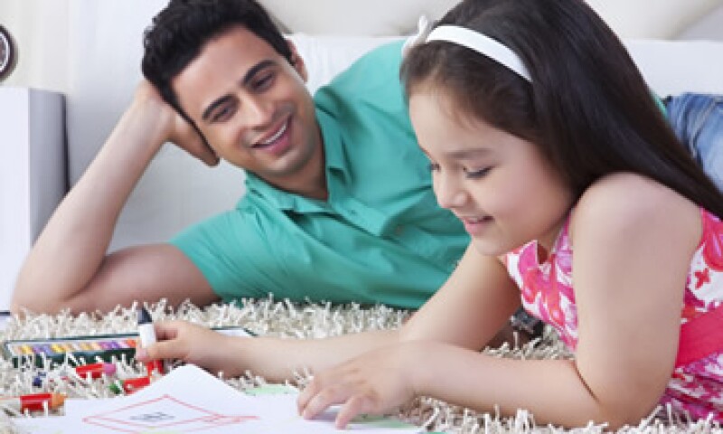 Si estás preocupado por la educación de tus hijos: ahorra con tiempo de anticipación, deposita el dinero en una cuenta bancaria o seguro y fija contribuciones. (Foto: Shutterstock )