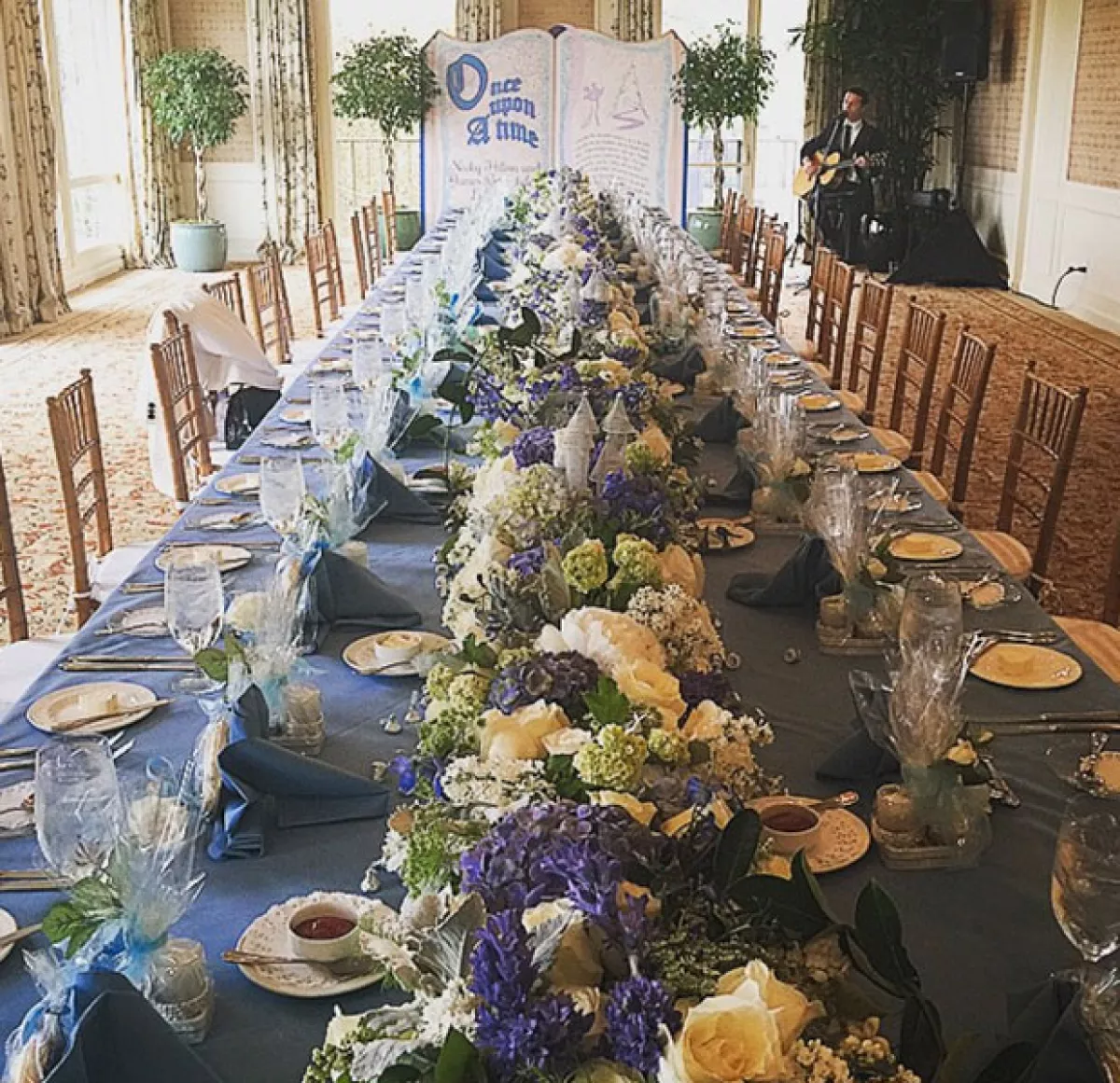 La decoración lució como un cuento de hadas.