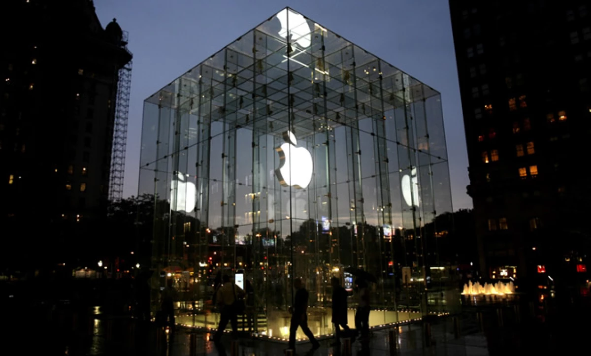 Cientos de fanáticos se formaron desde la noche previa en las tiendas oficiales de la empresa para adquirir el teléfono, cuyo precio inicial fue de 399 dólares.
