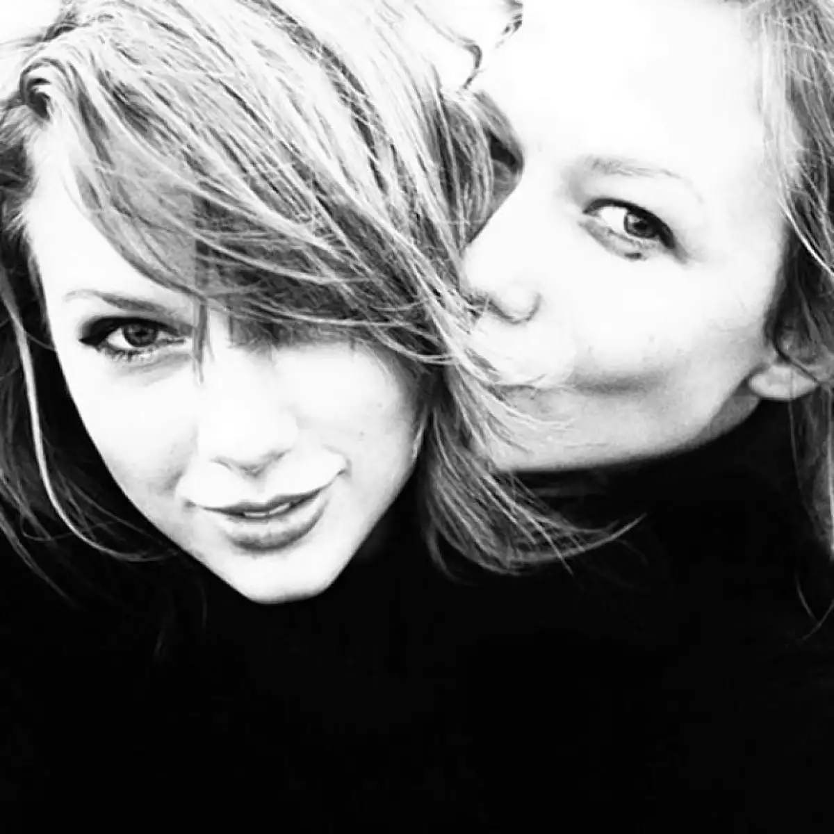 Taylor y Karlie se han ido juntas de viaje.