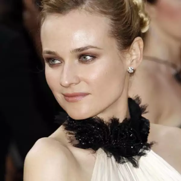 Diane Kruger impecable con un vestido halter.