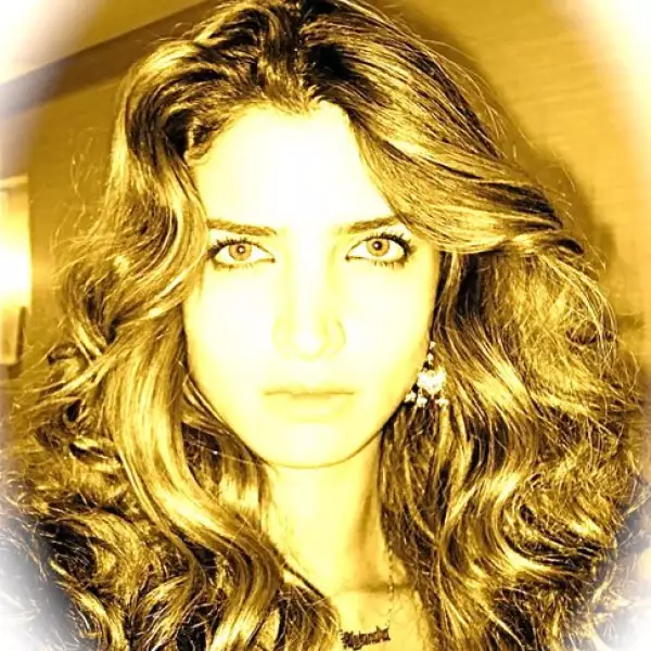 Su pelo, sus ojos y que es auténtica, son las tres cosas que más le gustan de ella.