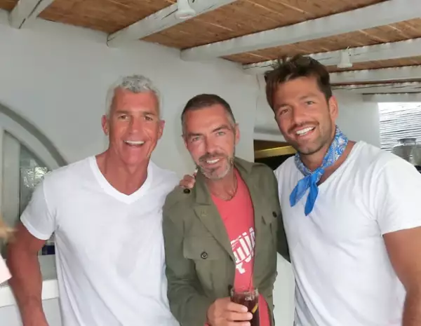 Federico Díaz con unos amigos en Grecia, su lugar favorito para vacacionar.