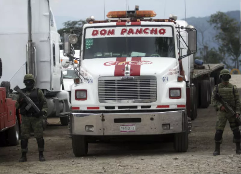 cami�n custodiado por soldados