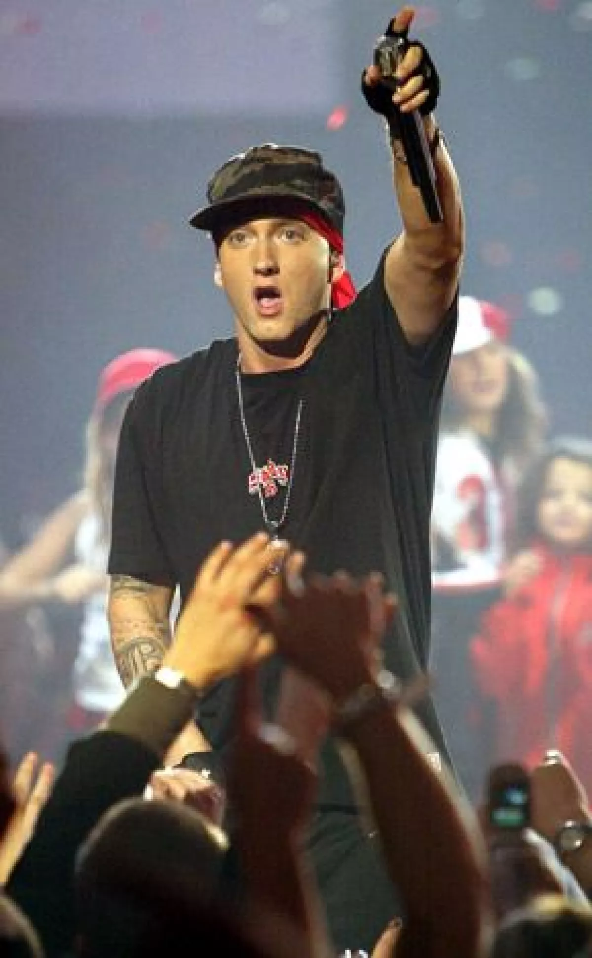 El video, en el que representa a varias estrellas musicales, es su primer sencillo We Mad You, que se desprende del disco `Relapse´.