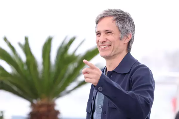 Foto de Gael García vestido de azul y sonriendo a las cámaras en el Festival de Cannes 2025.