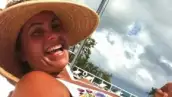 La intérprete compartió con sus seguidores de Twitter algunas fotografías de sus vacaciones, en donde posó en la playa con un bikini.