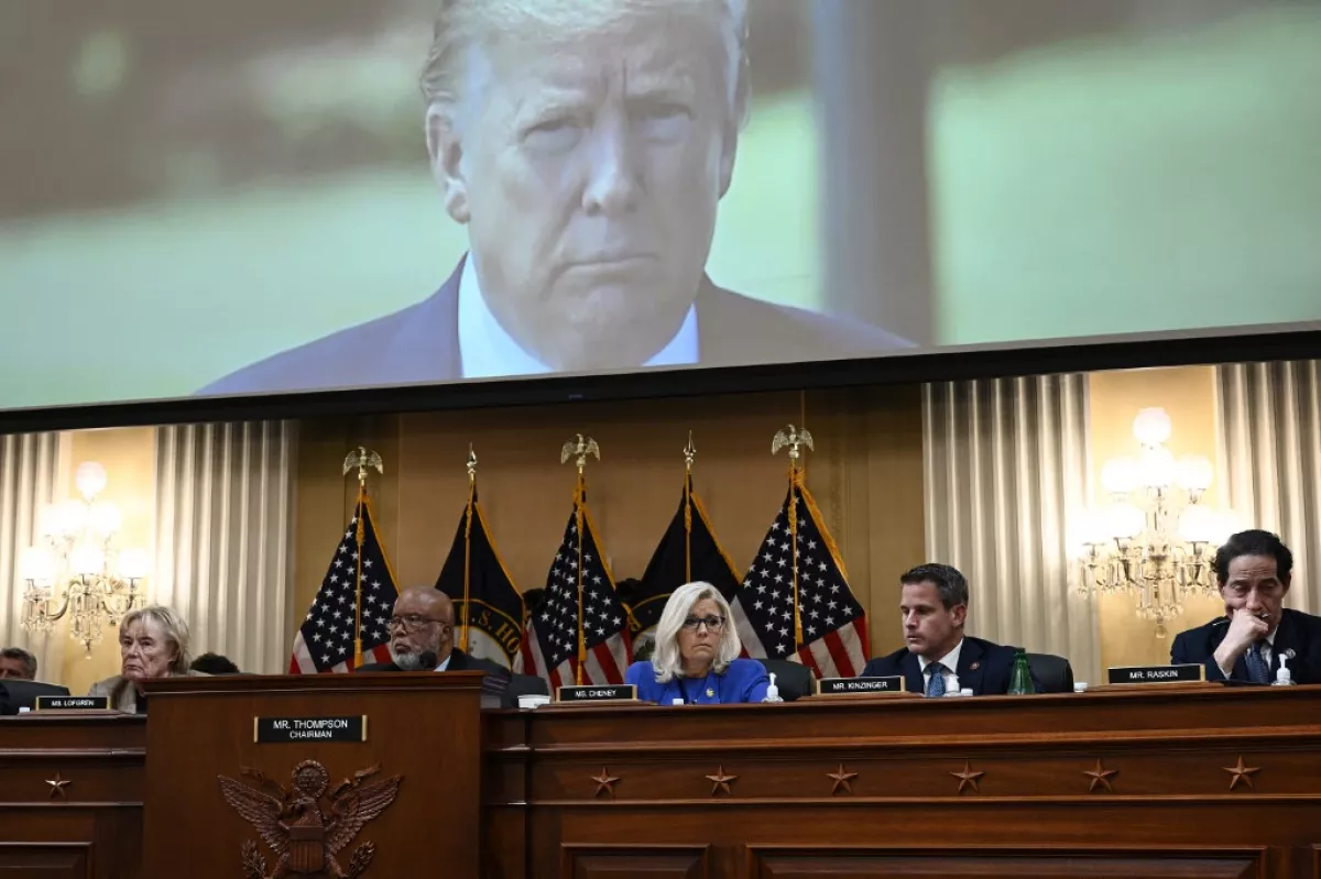 Una fotografía del expresidente de Estados Unidos, Donald Trump, es vista en la pantalla durante una audiencia del comité que investiga el ataque al Capitolio del 6 de enero de 2021. 