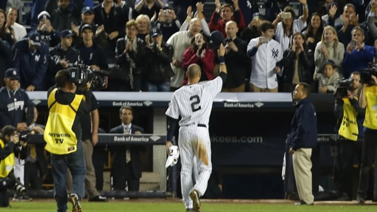 El capitán de los Yankees de Nueva York, Derek Jeter, agradece a los aficionados neoyorquinos su apoyo este jueves