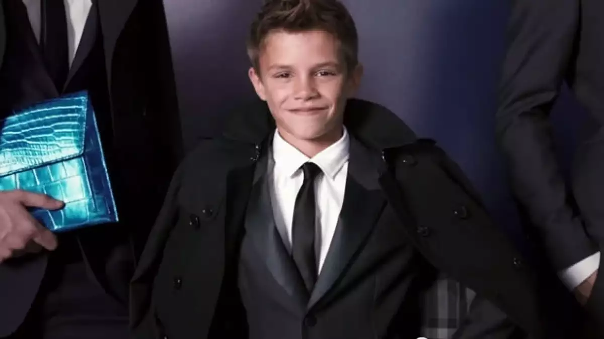 El hijo de David y Victoria Beckham llama la atención en un video de la firma británica, acompañado de las modelos `hot´ del momento Cara Delevingne y Edie Campbell.
