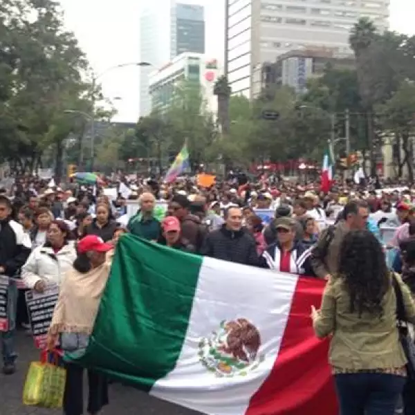 Pasadas las 18:20 horas la vanguardia de la marcha que partió del Ángel llegó a Avenida Juárez, donde se realizó un pase de lista de los 43 desaparecidos.