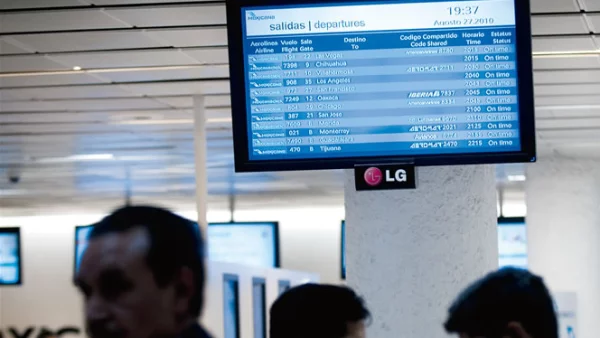 Las pantallas en el aeropuerto seguían anunciando las salidas y llegadas ‘A tiempo’, pero sólo se realizaron 45 de 112 operaciones programadas.