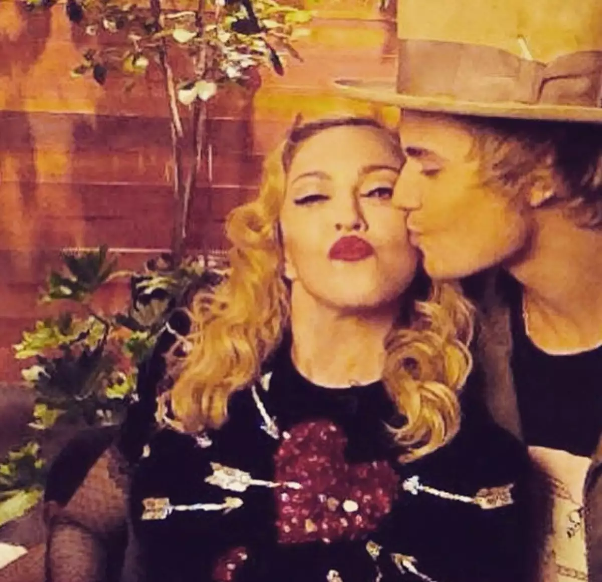 El cantante posó junto a Madonna dándole un beso en la mejilla.