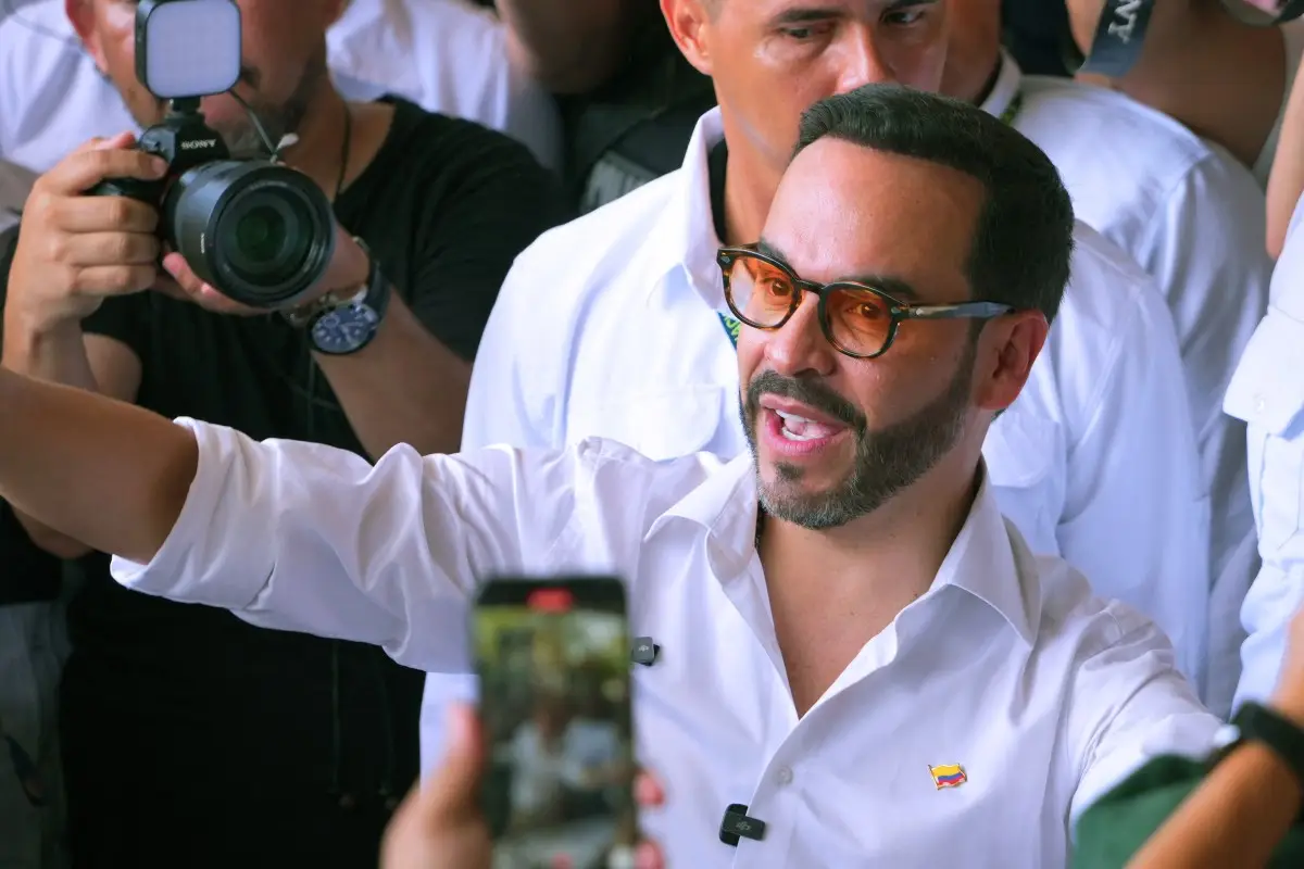 El candidato presidencial de Colombia, Abelardo de la Espriella, del movimiento Salvadores de la Patria, saluda a los partidarios mientras vota en un colegio electoral durante las elecciones presidenciales en Barranquilla, Colombia, el 31 de mayo de 2026. Los colombianos se dirigen a las urnas en una elección presidencial que determinará la respuesta de la nación en conflicto a la espiral de violencia, ya sea quedándose a la izquierda y optando por el diálogo o yendo a la derecha hacia una guerra total.