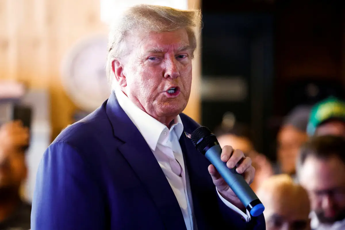 El candidato presidencial republicano y expresidente de los Estados Unidos, Donald Trump, habla mientras hace campaña en la Feria Estatal de Iowa en Des Moines, Iowa, EE. UU., el 12 de agosto de 2023.