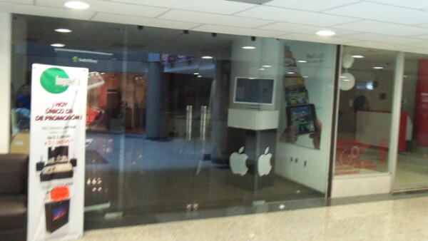 En la plaza también hay locales de otras compañías como, Adecco y Tu Casa Express, o el salón de belleza vecino de la ‘MacStore’.