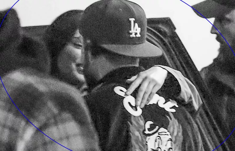 Kendall y Bad Bunny captados besándose por los paparazzi.